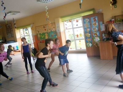 Zdjęcie przedstawia wychowanków Placówki Wsparcia Dziennego w Laskach podczas zabawy z animatorem na świetlicy wiejskiej.