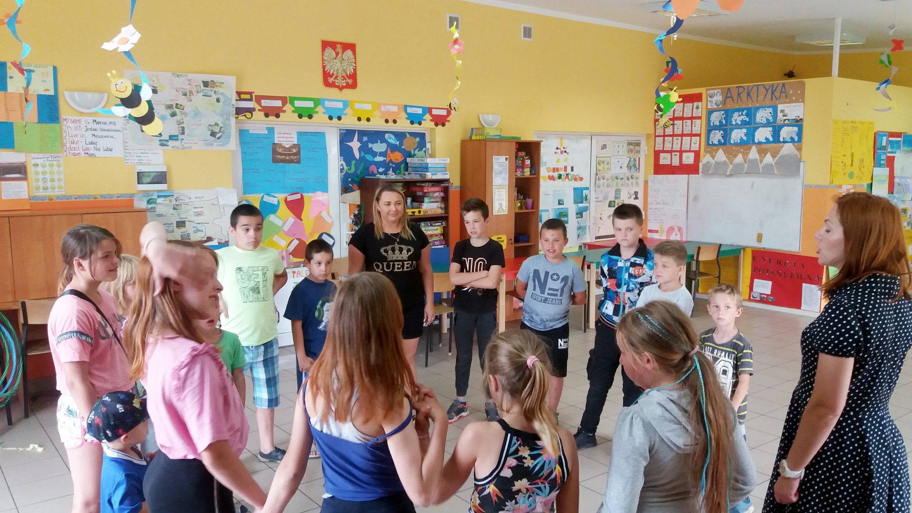 Zdjęcie przedstawia wychowanków Placówki Wsparcia Dziennego w Laskach podczas zabawy z animatorem na świetlicy wiejskiej.