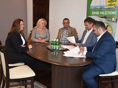 Zdjęcie przedstawia sołtysów Darskowa, Niemicy i Zielenicy oraz wójta Radosława Nowakowskiego i wicemarszałka Tomasza Sobieraja w siedzibie malechowskiego urzędu podczas podpisania umowy na granty sołeckie.
