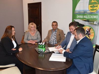 Zdjęcie przedstawia sołtysów Darskowa, Niemicy i Zielenicy oraz wójta Radosława Nowakowskiego i wicemarszałka Tomasza Sobieraja w siedzibie malechowskiego urzędu podczas podpisania umowy na granty sołeckie.