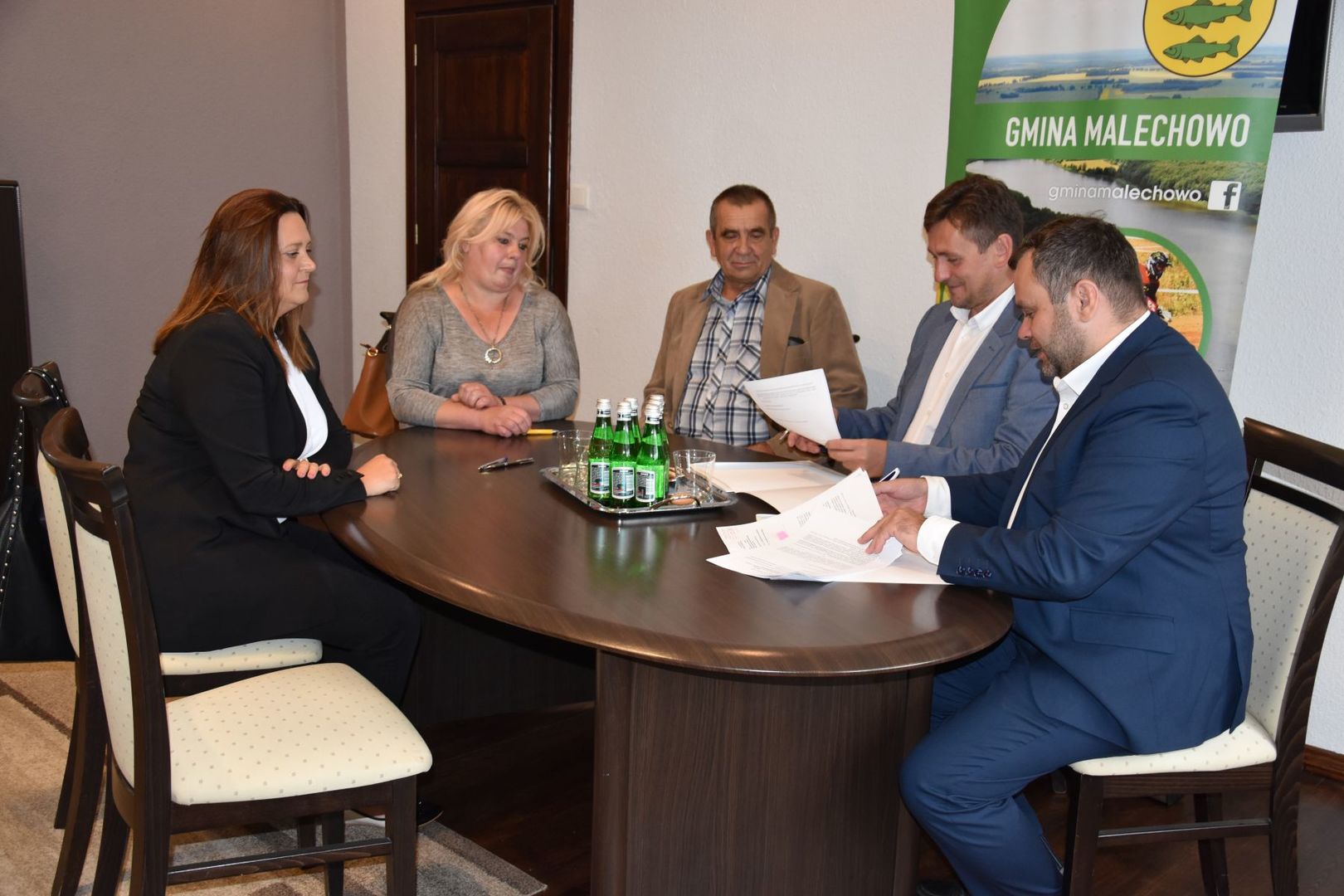 Zdjęcie przedstawia sołtysów Darskowa, Niemicy i Zielenicy oraz wójta Radosława Nowakowskiego i wicemarszałka Tomasza Sobieraja w siedzibie malechowskiego urzędu podczas podpisania umowy na granty sołeckie.