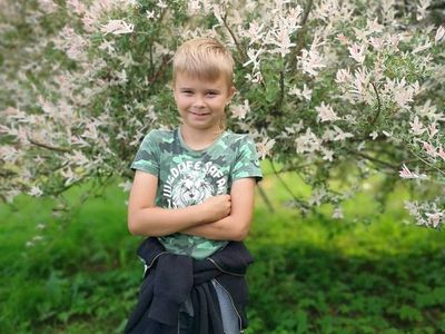 Zdjęcie przedstawia chłopca z Placówki Wsparcia Dziennego w Kusicach pozującego do zdjęcia.
