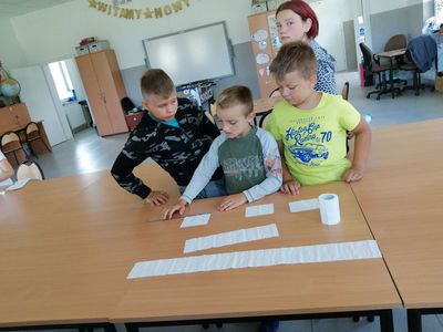 Zdjęcie przedstawia wychowanków Placówki Wsparcia Dziennego w Kusicach podczas zajęć w świetlicy.