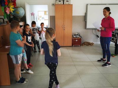 Zdjęcie przedstawia wychowanków Placówki Wsparcia Dziennego w Kusicach z wychowawczynią podczas zajęć w świetlicy. 