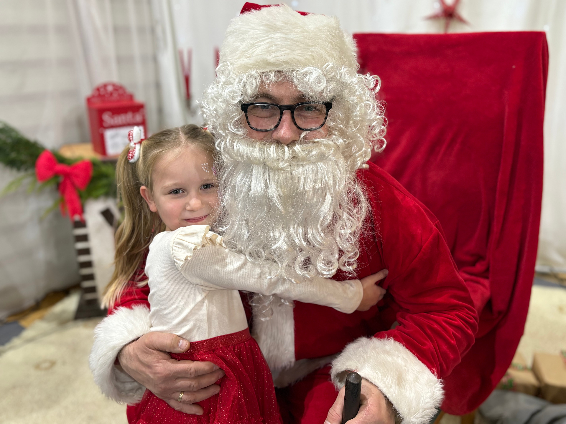 Mikołaj z dziewczynką