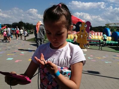 Zdjęcie przedstawia wychowankę Placówki Wsparcia Dziennego z Kusic w parku rozrywki Pomerania.