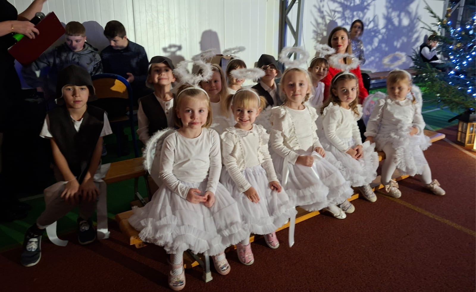 Przeczkolaki przebrane za aniołki