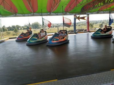 Zdjęcie przedstawia wychowanków Placówki Wsparcia Dziennego z Niemicy podczas jazdy gokartami w parku rozrywki Pomerania.