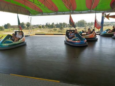 Zdjęcie przedstawia wychowanków Placówki Wsparcia Dziennego z Niemicy podczas jazdy gokartami w parku rozrywki Pomerania. 