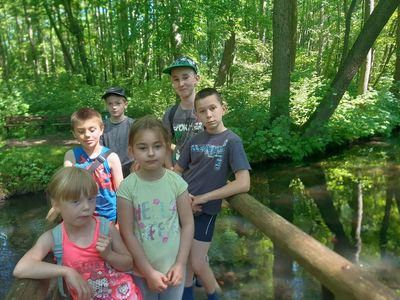 Zdjęcie przedstawia wychowanków Placówki Wsparcia Dziennego z Niemicy, którzy pozują do zdjęcia na moście w Niemicy. 