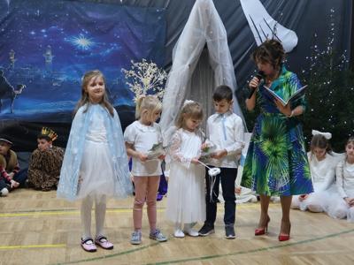 Dzieci biorące udziałw jasełkach