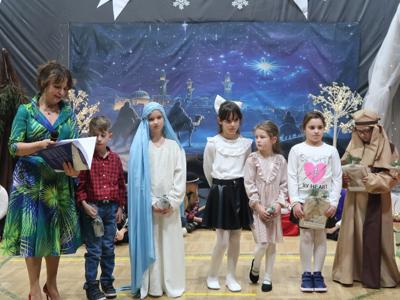 Dzieci biorące udziałw jasełkach