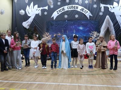 Dzieci biorące udziałw jasełkach