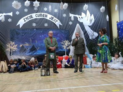 Pani dyrektor z przedstawicielami harcerstwa