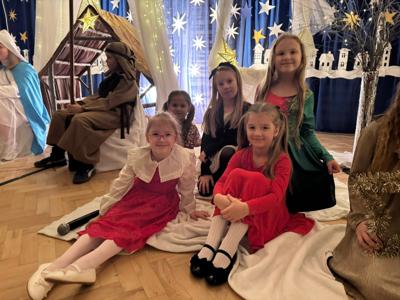 Uczniowie w trakcie Jasełek