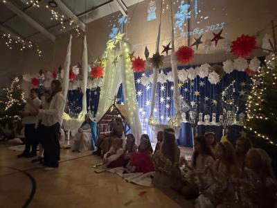 Uczniowie w trakcie Jasełek