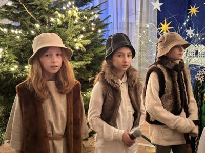 Uczniowie w trakcie Jasełek