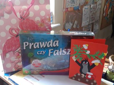 Zdjęcie przedstawia prezent na pożegnanie przygotowany dla wychowanki Placówki Wsparcia Dziennego w Kosierzewie.