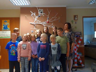 Zdjęcie przedstawia grupę wychowanków Placówki Wsparcia Dziennego w Kosierzewie wraz z wychowawcą .