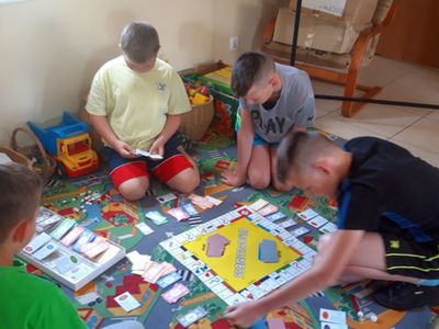 Zdjęcie przedstawia wychowanków Placówki Wsparcia Dziennego w Kosierzewie podczas zabaw w świetlicy.