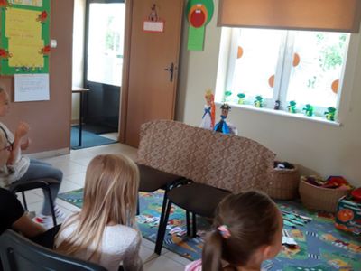 Zdjęcie przedstawia wychowanków Placówki Wsparcia Dziennego w Kosierzewie obserwujących teatrzyk lalek przygotowany przez swoich kolegów.