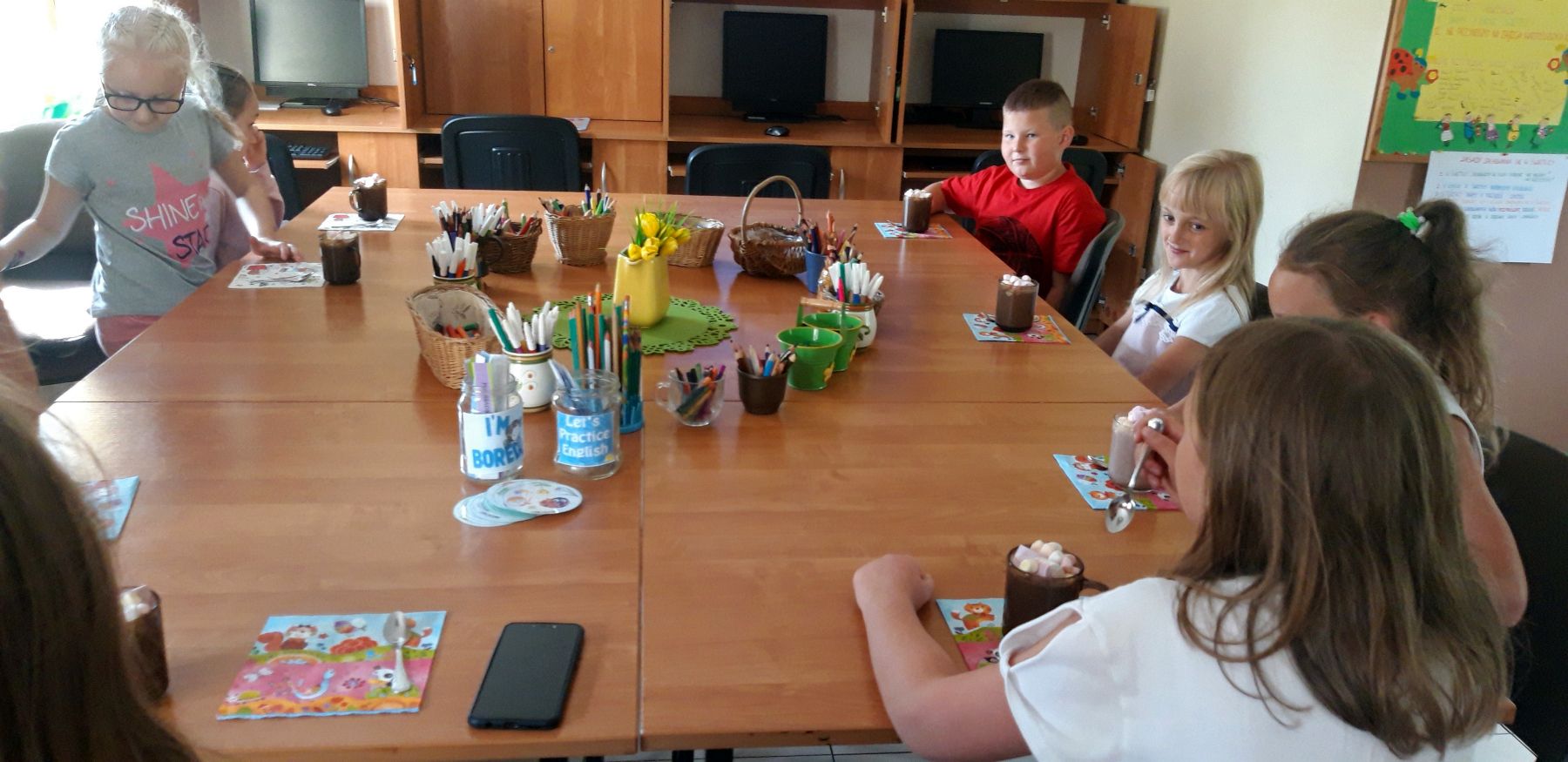 Zdjęcie przedstawia wychowanków Placówki Wsparcia Dziennego w Kosierzewie podczas zajęć języka angielskiego.