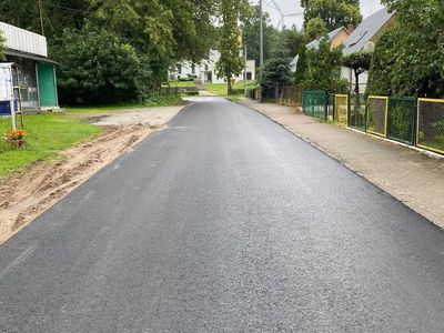 Zdjęcie przedstawia wyremontowany odcinek drogi w Sulechówku. 