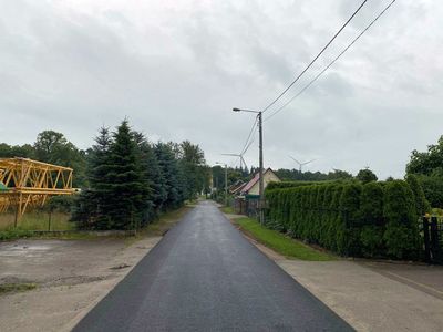 Zdjęcie przedstawia wyremontowany odcinek drogi w Sulechówku. 