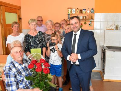 Zdjęcie przedstawia Jubilata Stanisława Filipiaka z Pękanina z rodzinką i wójta Radosława Nowakowskiego