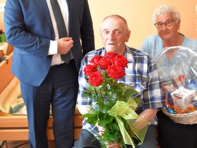 Zdjęcie przedstawia Jubilata Stanisława Filipiaka z Pękanina z żoną oraz wójtem Radosławem Nowakowskim. 