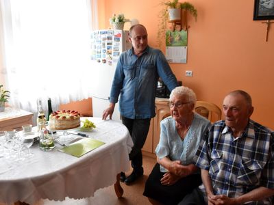 Zdjęcie przedstawia Jubilata Stanisława Filipiaka z Pękanina z żoną Teresą i synem Wojciechem.