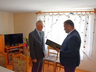 Zdjęcie przedstawia Jubilata Stanisława Struzika z Niemicy z wójtem Radosławem Nowakowskim, odczytującym list gratulacyjny.