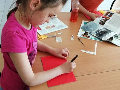 Zdjęcie przedstawia wychowanków Placówki Wsparcia Dziennego z Kusic w świetlicy podczas zajęć teatralno - dziennikarskich. 