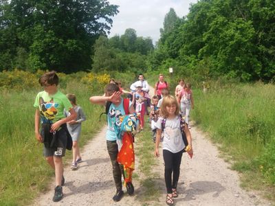 Zdjęcie przedstawia wychowanków Placówki Wsparcia Dziennego z Lasek podczas spaceru. 