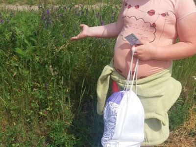 Zdjęcie przedstawia wychowankę Placówki Wsparcia Dziennego podczas spaceru. 