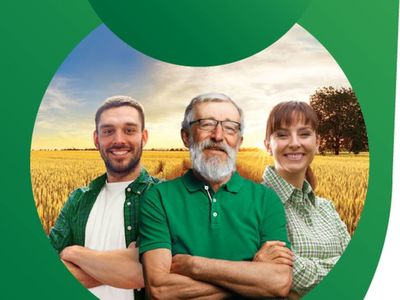 Zdjęcie przedstawia plakat promocyjny Powszechnego Spisu Rolnego 2020, trzy osoby: młodego mężczyznę, starszego mężczyznę i młodą kobietę, a w tle łany zbóż.