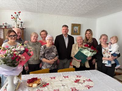 jubilatka z zebranymi gośćmi 