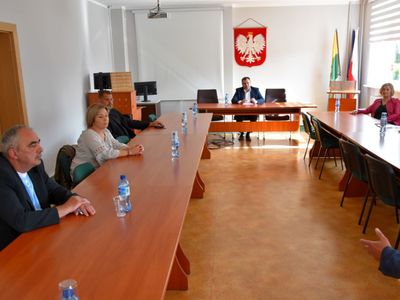 Zdjęcie przedstawia członków Społecznej Rady Zakładu Opieki Społecznego podczas posiedzenia w sali konferencyjnej malechowskiego urzędu.