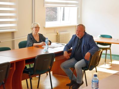 Zdjęcie przedstawia dyrektora Zakładu Opieki Zdrowotnej wraz z pracownicą podczas posiedzenia w sali konferencyjnej malechowskiego urzędu. 
