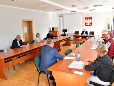 Zdjęcie przedstawia członków Społecznej Rady Zakładu Opieki Społecznego podczas posiedzenia w sali konferencyjnej malechowskiego urzędu. 