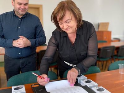 Zdjęcie przedstawia Wójta Gminy Malechowo Radosława Nowakowskiego oraz Dyrektorkę SP Niemica Panią Iwonę Nowak-Gancarz podpisującą protokół przekazania laptopów.