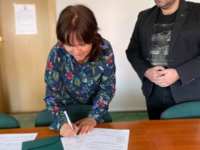 Zdjęcie przedstawia Dyrektorkę ZS Ostrowiec Barbarę Chylewską podpisującą protokół przekazania oraz Wójta Gminy Malechowo Radosława Nowakowskiego