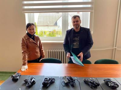 Zdjęcie przedstawia przedstawiciela SP Niemica Annę Bartosik-Mikulską oraz Wójta Gminy Malechowo Radosława Nowakowskiego