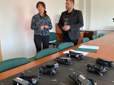 Zdjęcie przedstawia Dyrektorkę ZS Ostrowiec Barbarę Chylewską oraz Wójta Gminy Malechowo Radosława Nowakowskiego