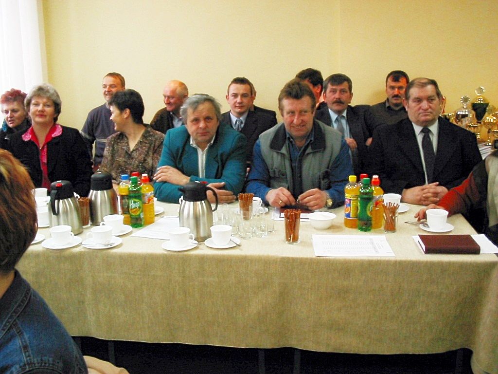 Zdjęcie przedstawia sołtysów Gminy Malechowo podczas Sesji Rady Gminy Malechowo w 2003 r.