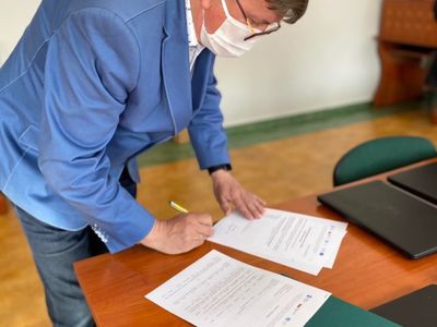Zdjęcie przedstawia Dyrektora ZSP w Malechowie Piotra Chylareckiego podpisującego protokół przekazania laptopów
