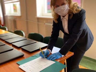 Zdjęcie przedstawia Dyrektorkę SP Lejkowo Mirosławę Turczyn podpisującą protokół przekazania laptopów