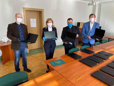 Zdjęcie przedstawia dyrektorów SP Lejkowo i ZSP Malechowo, przedstawiciela z SP Lejkowo oraz Wójta Gminy Malechowo Radosława Nowakowskiego trzymających zakupione laptopy