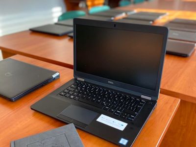Zdjęcie prezentuje laptopa zakupionego z projektu Zdalna Szkoła i kalendarz z herbem Gminy Malechowo