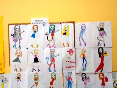 Zdjęcie przedstawia galerię prac dzieci z PWD z Lasek.